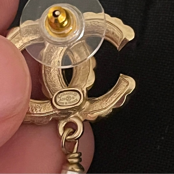 Authentic Like New Chanel CC Logo Large Pearls Earrings GHW - Picture 6 of 7